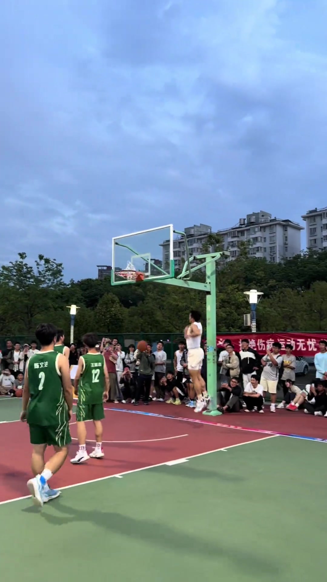 谈球吧(中国)官方网站野球场上滑翔暴扣！矣进宏晒视频：这氛围太棒 珍惜当下
